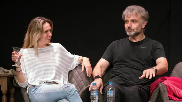 "Εγώ, εγώ…κι εγώ": Η μαύρη κωμωδία του Florian Zeller συνεχίζεται στη σκηνή του θεάτρου Αλάμπρα