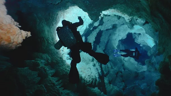 "Underwonder": Βουτιά στα αθέατα υποβρύχια σπήλαια της Ελλάδας με τη νέα σειρά ντοκιμαντέρ της COSMOTE TV