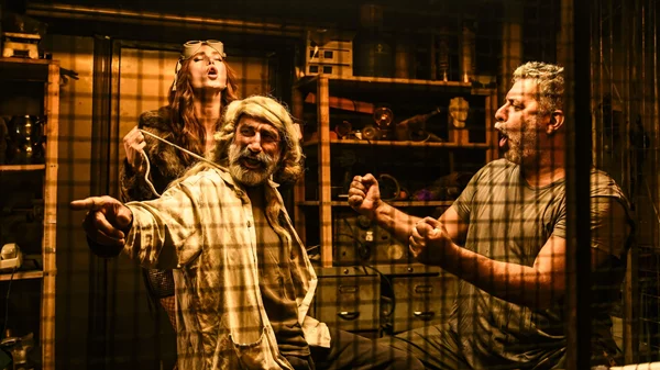 "Άνθρωποι και ποντίκια": Νέες ημερομηνίες για τον Βασίλη Μπισμπίκη