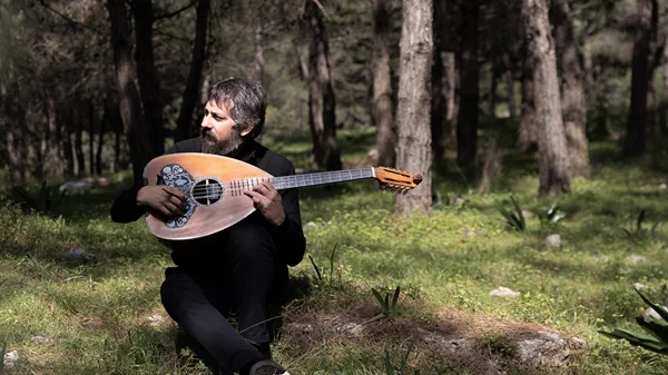 Η Κρητική παράδοση συναντά τον αυτοσχεδιασμό στο Theatre of the No