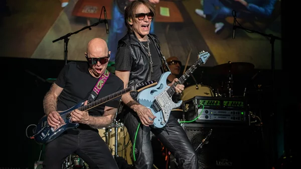 Joe Satriani & Steve Vai: Όταν η ηλεκτρική κιθάρα αποκτά αναπάντεχες φιλοδοξίες