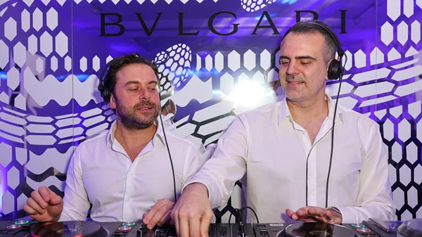 Mångata Projekt: Οι Έλληνες DJs και παραγωγοί Τάσος Φιλίππου και Θάνος Μακρής στα λαμπερά εγκαίνια της εμβληματικής έκθεσης Serpenti Metamorphosis στη Saatchi Gallery που διοργάνωσε ο οίκος Bulgari