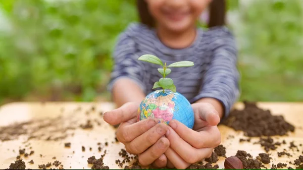 Το 1ο REarth Thinking προωθεί τη βιώσιμη ανάπτυξη και την οικολογική συνείδηση μικρών και μεγάλων