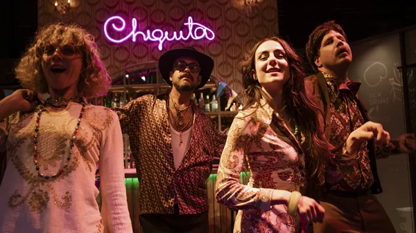 "1975 ή Πιο γρήγορα, Εμμανουέλα! Σκότωσε! Σκότωσε!": Η φρενήρης μαύρη κωμωδία με φόντο τα 70s και τη σεξουαλική απελευθέρωση επιστρέφει στο Rabbithole