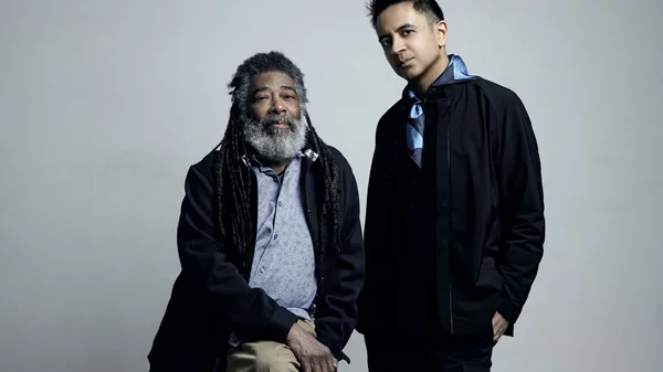 Δισκοκριτική: Αν δεν θέλουμε να γράψουμε μια κριτική για την ελίτ, από πού να πιάσουμε το Defiant Life των Vijay Iyer και Wadada Leo Smith;