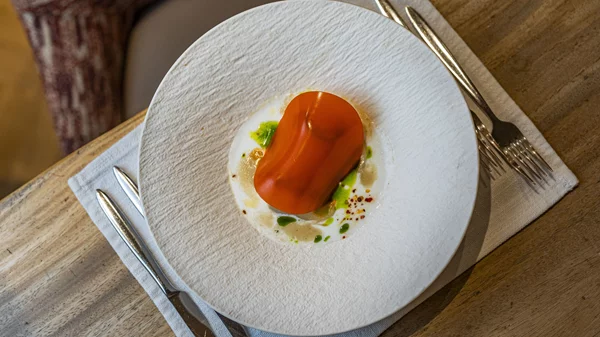 Γιουβαρλάκια-έκπληξη και μια επική ντοματοσαλάτα, σε ένα ξεχωριστό δείπνο