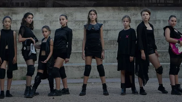 Οκτώ νεαρά κορίτσια ερμηνεύουν τη "Μήδεια" με την καθοδήγηση της Αλίκης Δανέζη Knutsen και ροκ διαθέσεις