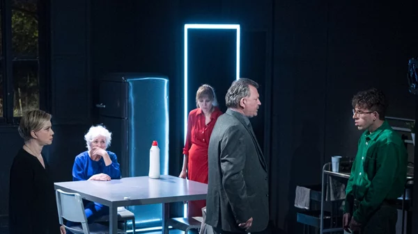 "Rabbit Hole":  Συνεχίζονται οι παραστάσεις του βραβευμένου έργου του Ντέιβιντ Λίντσεϊ-Αμπέρ