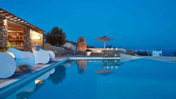 Ταξίδι στην Τήνο για μια αναζωογονητική εμπειρία διακοπών που δεν περίμενες