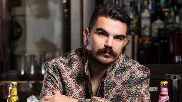 Το Schweppes μαζί με τον κορυφαίο bartender, Βασίλη Κυρίτση, απογειώνουν την εμπειρία κάθε cocktail!