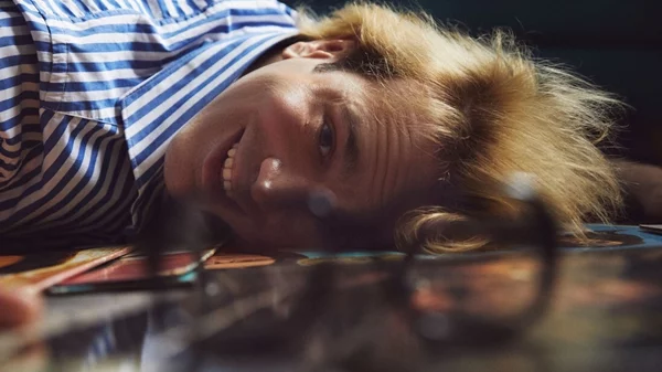 Ο Μάνος Καρατζογιάννης "συναντιέται" με τη Νάνα Μούσχουρη