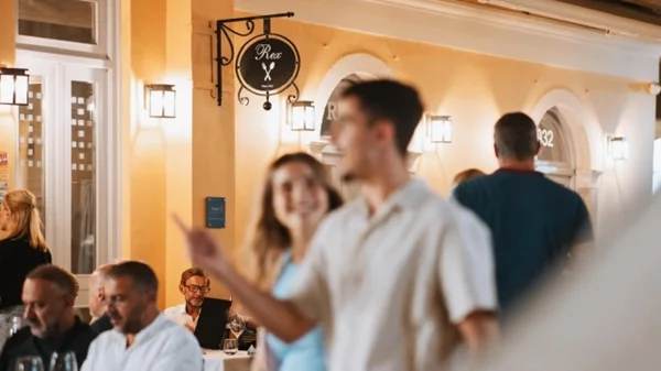 Το Rex Restaurant έχει ατμόσφαιρα που θυμίζει τα παλιά κερκυραϊκά αρχοντικά