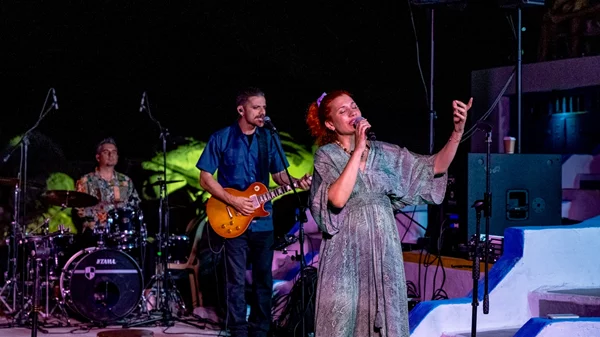 Mandrakia Artis 2025: Τρεις νύχτες τέχνης δίπλα στα πολύχρωμα σύρματα