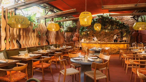 Το "Nikkei Floresta" κρατά ζωντανό το καλοκαίρι στο Κολωνάκι