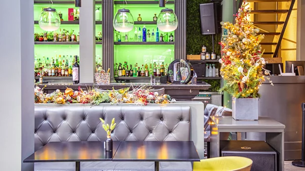 Στο "Blends" μιξάρουν ατέλειωτη διασκέδαση με γιορτινές γεύσεις