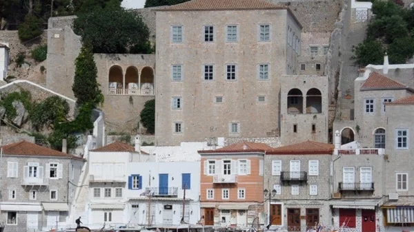 "Οι Σειρήνες ήταν γυναίκες πουλιά": Υβριδικά πλάσματα ζωντανεύουν στην Ύδρα