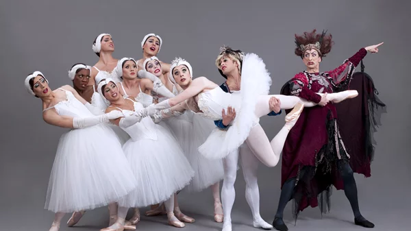 The Trocks: Έρχεται στην Ελλάδα η ομάδα που χορεύει μπαλέτο όπως δεν το είχατε φανταστεί!