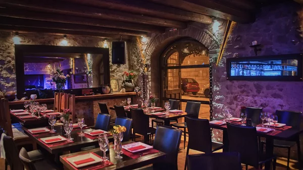 Λυρικά "τζαμαρίσματα" στο μοναδικό opera restaurant της πόλης