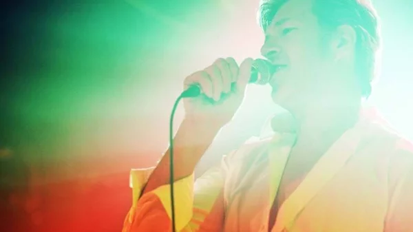 Οι Xaxakes επιστρέφουν με χιούμορ, glam και rock ’n’ roll διαθέσεις