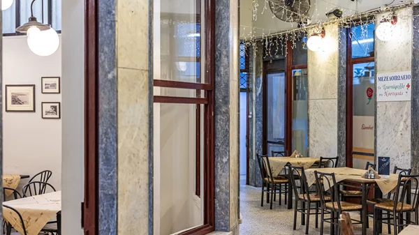 Θαλασσινές γεύσεις και παρεΐστικη ατμόσφαιρα σε ένα από τα μυστικά του κέντρου