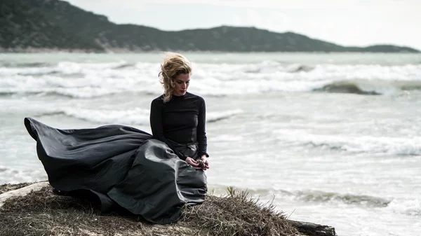 "Midnight movie": Η Έλενα Μαυρίδου επιστρέφει με ένα έργο για τους λαβύρινθους του διαδικτύου