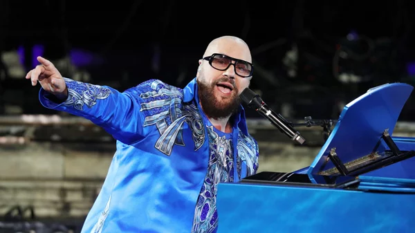 Desmond Child "Rocks the Parthenon": Γκλάμουρ, αποθέωση, αλλά και στιγμές αμηχανίας