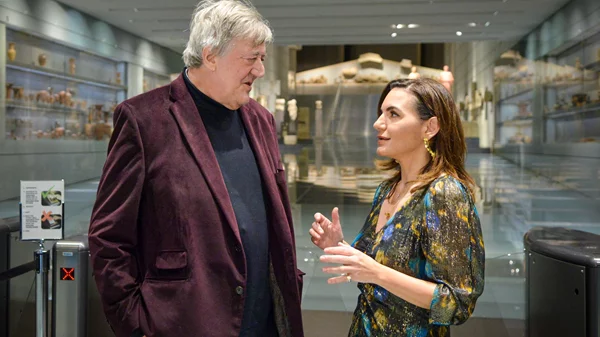 Τιμή στον Sir Stephen Fry για την προσφορά του στον ελληνικό πολιτισμό και τον αγώνα για την επιστροφή των Γλυπτών του Παρθενώνα