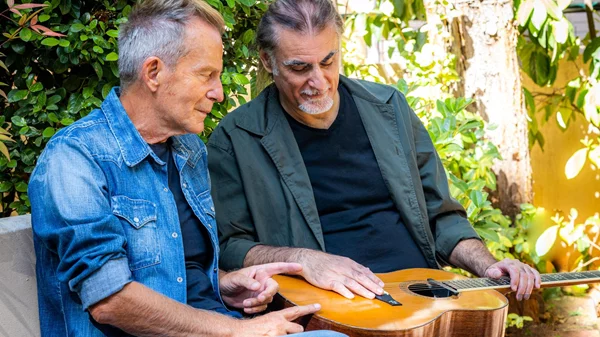 Ο Φίλιππος Πλιάτσικας και ο Βαγγέλης Γερμανός στη μουσική σκηνή "Σφίγγα"