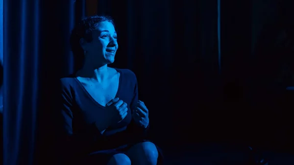 Το θέατρο συναντά τη ζωγραφική στο "Σπίτι Με Τα Κόκκινα Γιασεμιά"