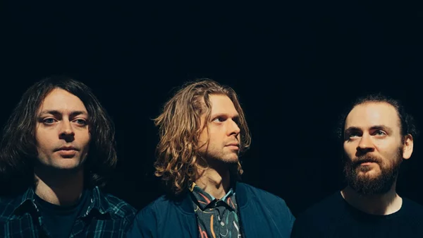 Στα μινιμαλιστικά τζαζ ηχοτοπία των Mammal Hands