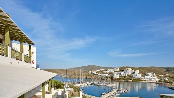 "Porto Klaras", Κύθνος: Γιορτάζουμε το Πάσχα με την ανεπιτήδευτη Κυκλαδική απλότητα που του ταιριάζει και άπλετη θέα στο Αιγαίο πέλαγος