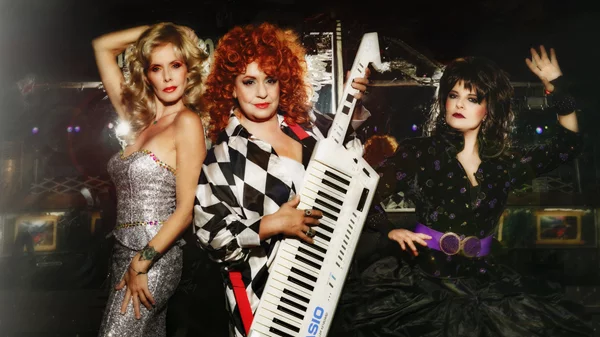 Παπούλια, Κοκκίδου, Τρύπη είναι οι "Εύθυμες κυράδες" του Δημοτικού Θεάτρου Πειραιά