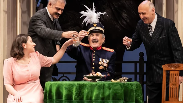 Ο Λάκης Λαζόπουλος γίνεται ξανά Ένας ήρωας με παντούφλες