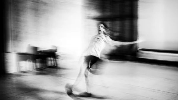 Έχει φώς η σκιά; Η Αλεξάνδρα Καζάζου απαντά στο Θησείον