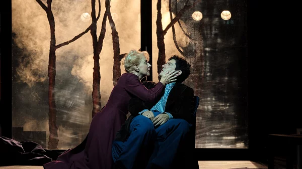 "Βρικόλακες": Ο Σταμάτης Φασουλής σκηνοθετεί το σπουδαίο έργο του Χένρικ Ίψεν