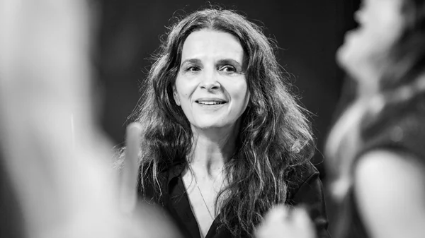 "Ο όρκος της Ευρώπης": H Ζιλιέτ Μπινός στο αρχαίο θέατρο της Επιδαύρου