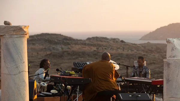 Ο Jeff Mills στη Δήλο: εντυπώσεις από την παγκόσμια πρεμιέρα του