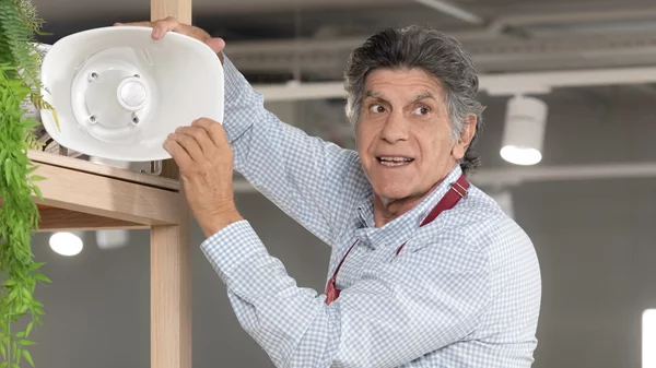 Ο Γιάννης Μπέζος είναι ένας από τους "Σούπερ Ήρωες" (trailer)