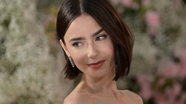 Η Calvin Klein παρουσιάζει τη νέα καμπάνια με πρωταγωνίστρια τη Λίλι Κόλινς