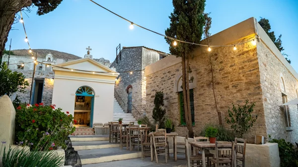 Serviam: Γεύσεις, ιστορία και φιλοξενία στο πιο ατμοσφαιρικό σημείο της Τήνου