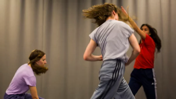 Η Ίρις Καραγιάν επιστρέφει με το "Make any sound - Make any sound move - Make any sound move us"