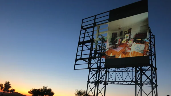 Πώς μια εγκαταλελειμμένη σκαλωσιά στα Ζόλα της Κεφαλονιάς έγινε αφορμή για μια καταστασιακή εικαστική δράση