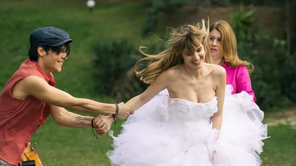 Οι Κάνες μιλάνε ελληνικά και χορεύουν ροκ εν ρολ