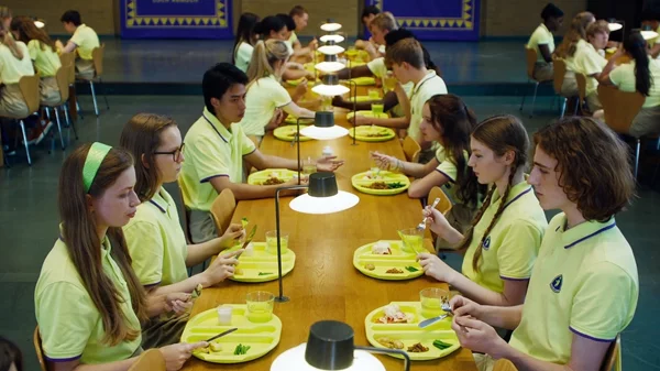 Τζέσικα Χάουσνερ: "Υπάρχει μια κοινωνικά υστερική εμμονή για ομορφιά"