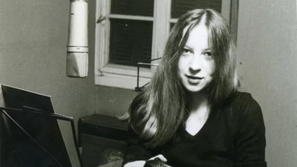 Από τη Ροζαλία στα Λεπιδόπτερα: η Λένα Πλάτωνος είναι εδώ και είναι πιο επίκαιρη από ποτέ