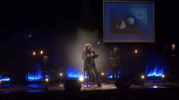 Ο Βασίλης Παπακωνσταντίνου στο "Θέατρο Βέμπο": Κι αν δεν είναι (και τόσο) rock, μην τον φοβάσαι