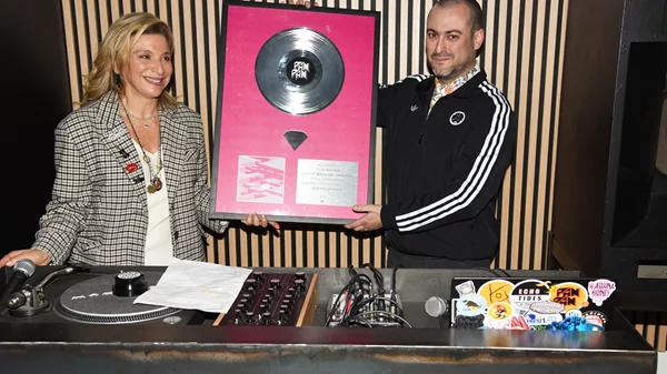 Η "Ανισόπεδη Ντίσκο" του Pan Pan έγινε διαμαντένια