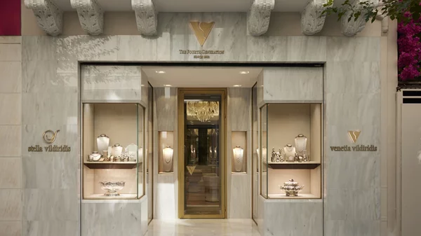 Το ανανεωμένο τριώροφο νεοκλασικό κτήριο του Τσίλλερ, ανοίγει και πάλι τις πόρτες του για να φιλοξενήσει τον οίκο VENETIA VILDIRIDIS