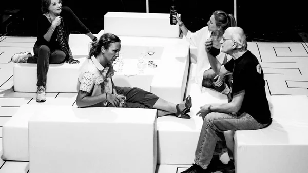 Πρόωρη αυλαία αλλά και νέα πρεμιέρα στο Θέατρο Οδού Κεφαλληνίας