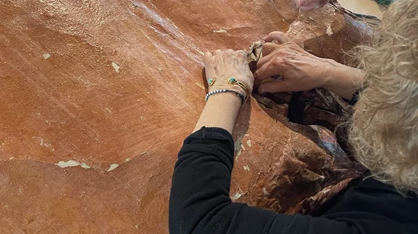 "Επιφάνειες, οδηγίες χρήσης": Η Ρένα Παπασπύρου μετατρέπει τις απαιτήσεις της καθημερινότητας σε καλλιτεχνικό πεδίο δημιουργίας